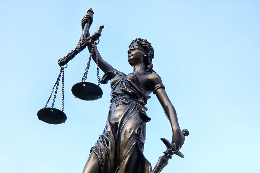 Justitia mit Waage als Symbol für unparteiische Rechtsprechung