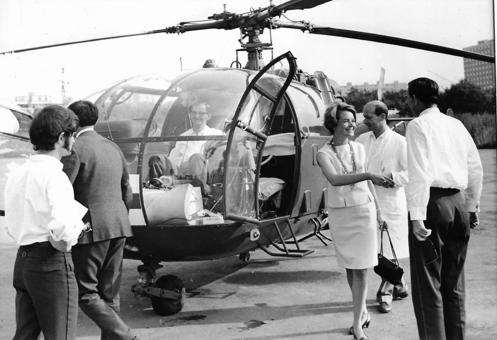 Historisches Bild zur zivilen Luftrettung: Ina von Koenig begrüßt das DRK, 1968