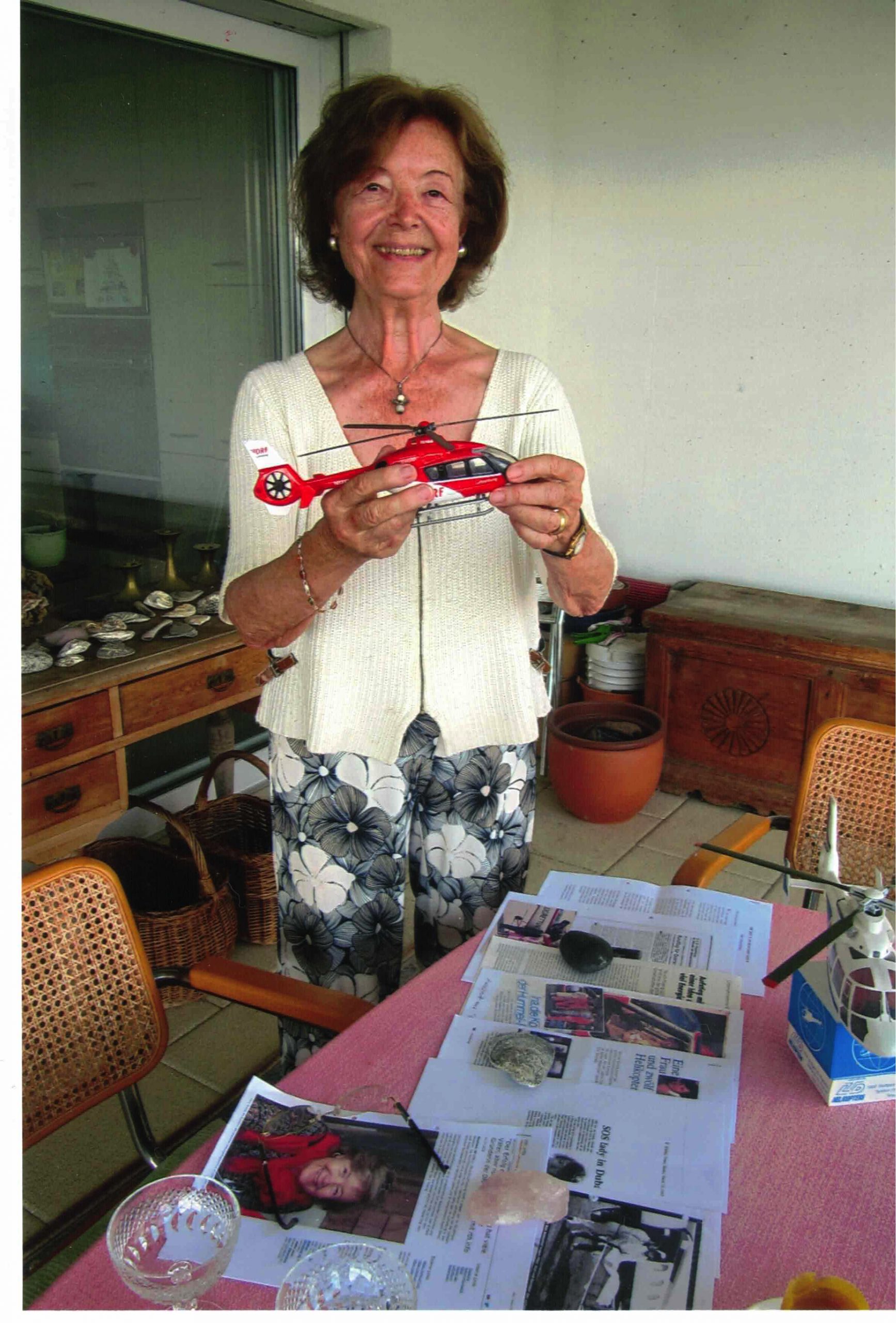 Ina von Koenig mit einem Hubschrauber-Modell der zivilen Luftrettung
